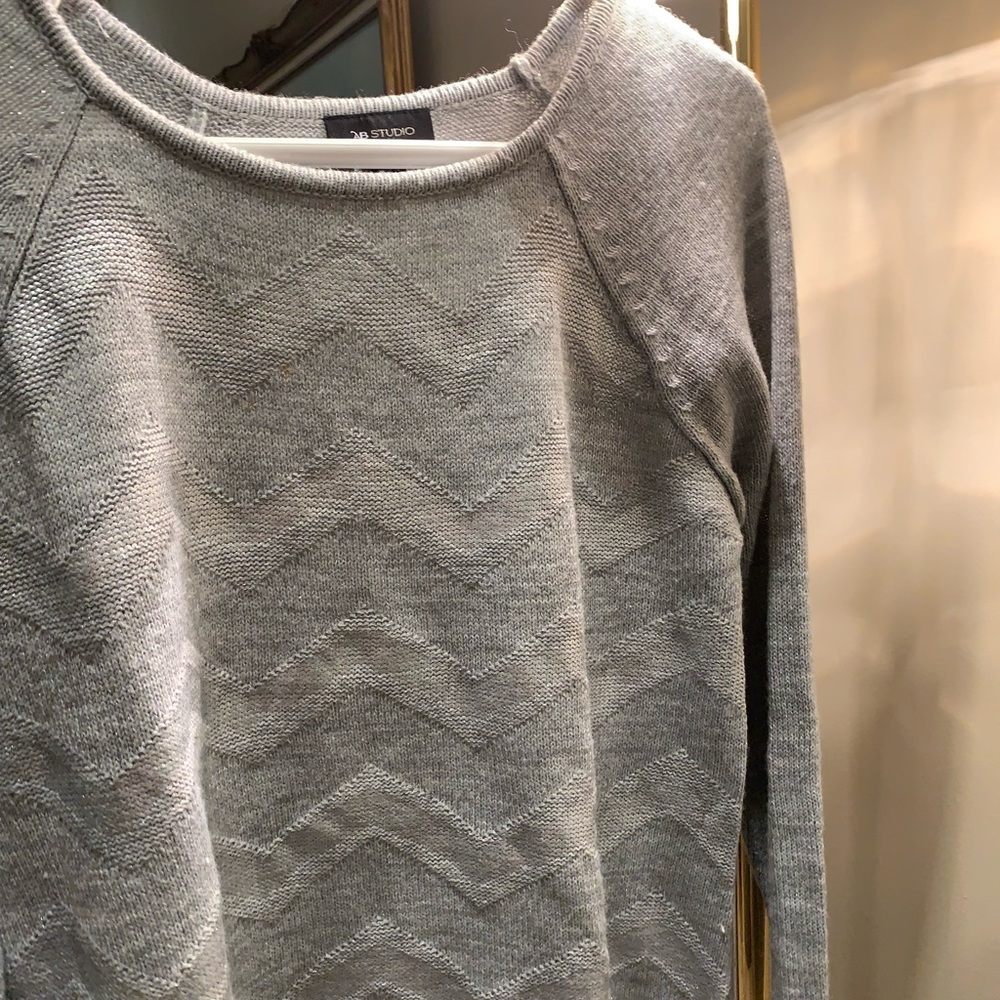 Beautiful sweater AB Studio in gray color and has silver tone .size : large.